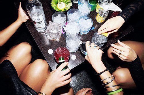 Beyunsei's tweet photo. What other girls are doing at night vs. me https://t.co/MdSRLwu8Bb