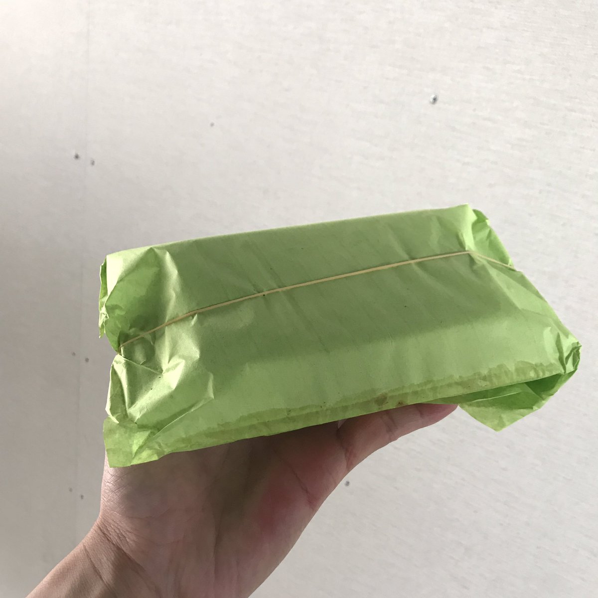 閉じ込め 阪神尼崎寺町のたこ焼き屋 数年ぶりに食べた この緑の紙も美味い