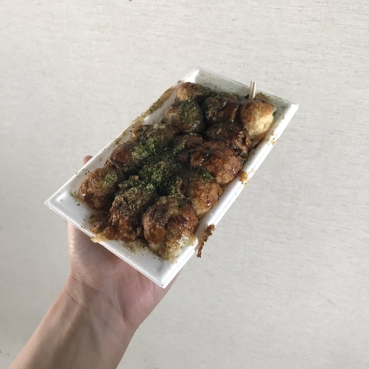 閉じ込め 阪神尼崎寺町のたこ焼き屋 数年ぶりに食べた この緑の紙も美味い
