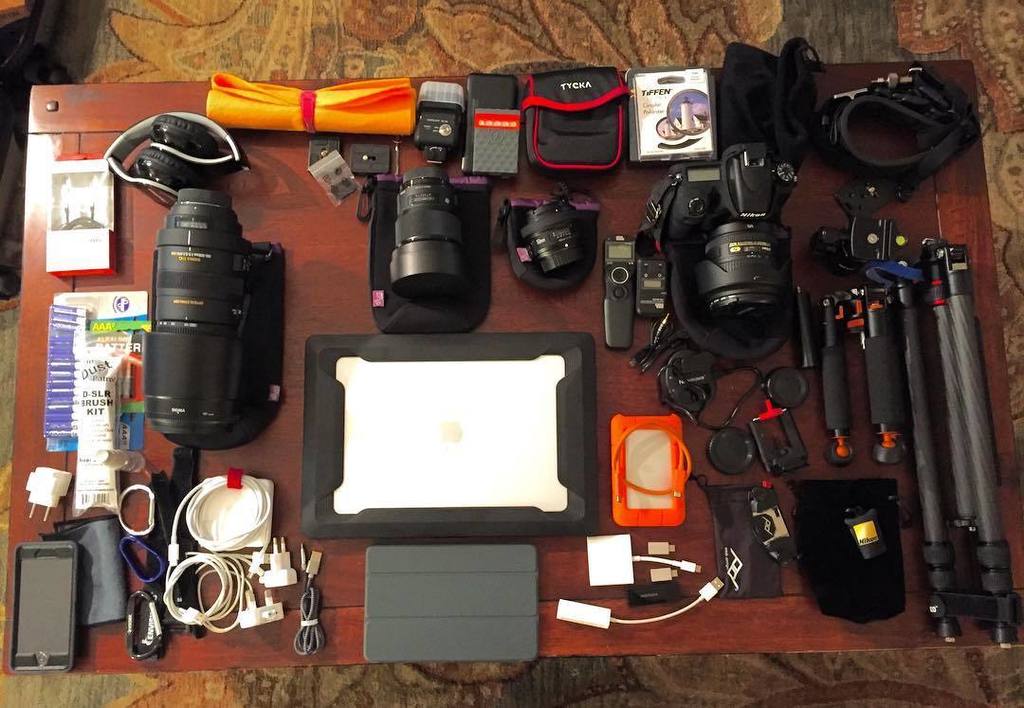#whatsinmybag #whatsinmycamerabag  #gettingready  #eurotrip starts in 20hrs #ihatepacking  but #wanderlust is at a… ift.tt/2tuHO8G