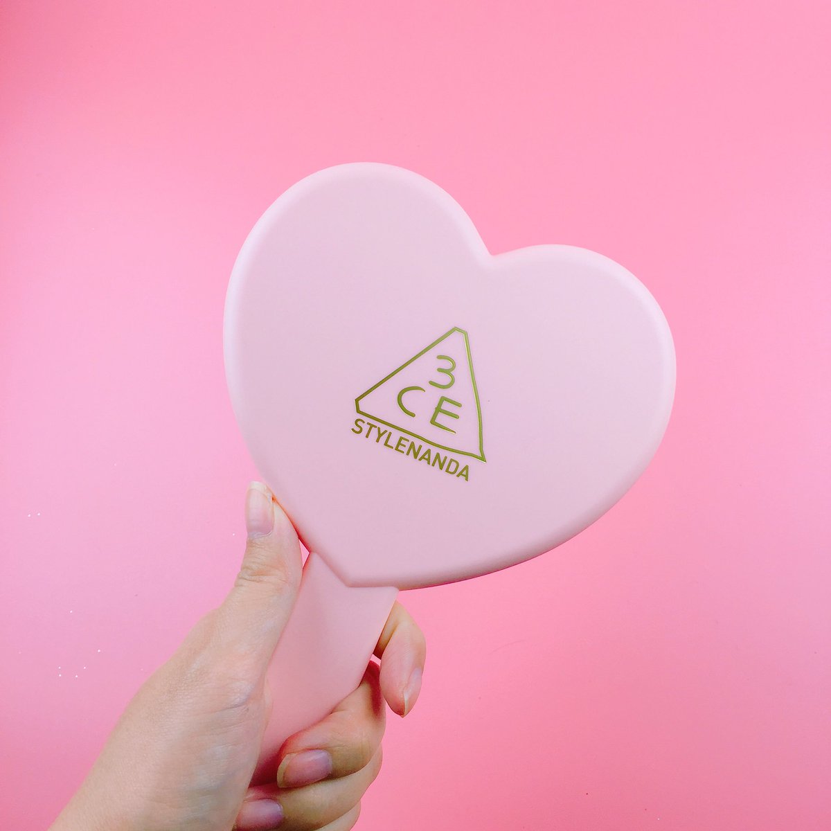 Viviennewonder's tweet photo. กระจก 3CE น่ารักปะจ๊ะ ? อยากได้มั้ย อยากได้ก็ แค่ RT ฟลวเจ้ครบ 40000 ก็เอาไปเลย (สุ่มแจกคนฟอลนะ) https://t.co/HB8e3P7dUQ