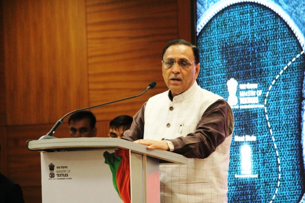 VibrantGujarat's tweet photo. Hon'ble Chief Minister of Gujarat, Shri @vijayrupanibjp talking about the futuristic vision of #Textiles sector at #TextilesIndia2017. https://t.co/qqpb3VbVG2