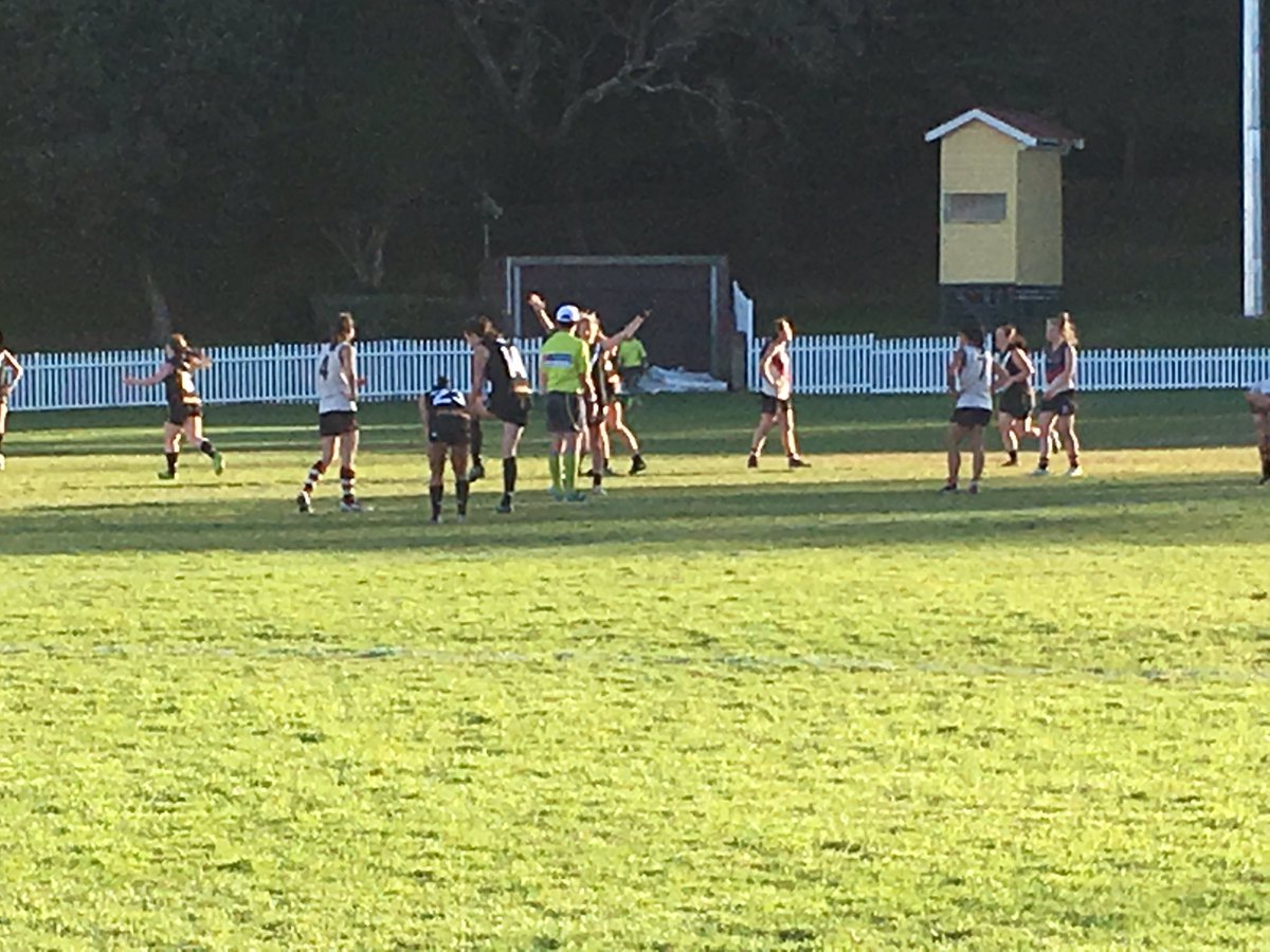 Two quick kicks and <a href="/UTSShamrocks/">UTS Shamrocks</a> seal it with a goal and behind... 4.8.32 3.7.25 A painful loss - <a href="/muafc/">Macquarie Warriors</a> needed to mark up!!