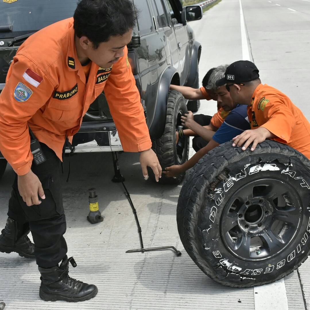 basarnasjateng's tweet photo. Byk kej ban pecah saat melintas Tol. Pengendara Hati2,perhatikan umur ban &amp; patuhi bts kcepatan.
@SAR_NASIONAL @ganjarpranowo @sarwapramana https://t.co/OZobC69mdZ