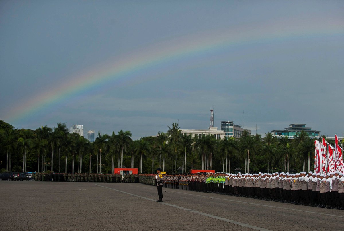 2. “Bhayangkara” adalah bahasa Sansekerta yang berarti “pelindung keselamatan negara dan bangsa”. @DivHumasPolri #HariBhayangkara71