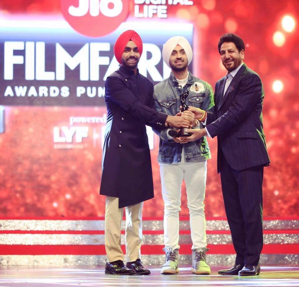 deep_sekhon18's tweet photo. #Ammy_Virk ReceiviiG #Filmfare_Award From #Super_Singh @diljitdosanjh nd #Living_Leagend @gurdasmaan https://t.co/gYIQe1HtnJ