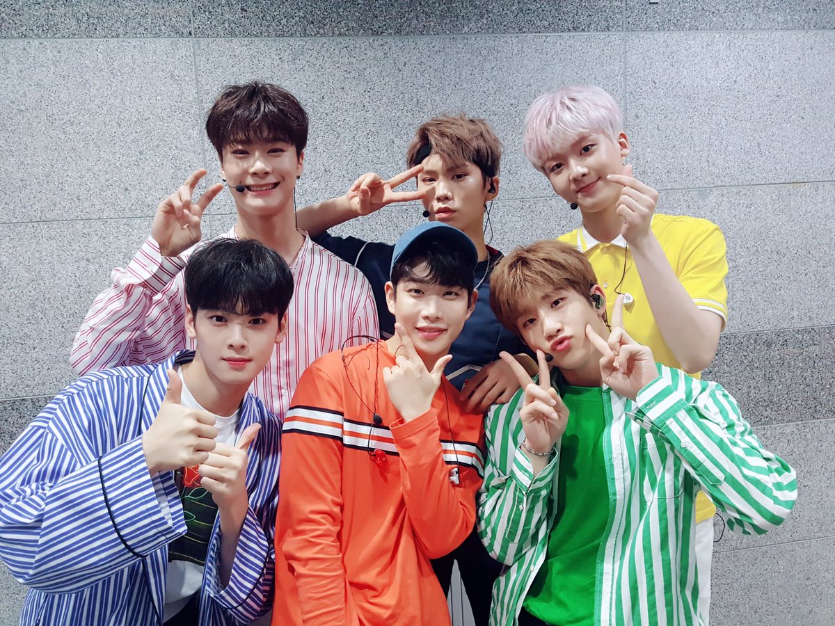 fantagiomusic_'s tweet photo. [#아스트로] 잠시 후 3시 50분부터 아스트로가 출연하는 MBC #쇼음악중심 이 방송됩니다💜 차엠씨와 아쉬운 #Baby 굿바이 무대까지 모두 채널고정💖 그 아무도 채울 수가 없는 아로하 함께해요😍 https://t.co/pslh8PpTq4