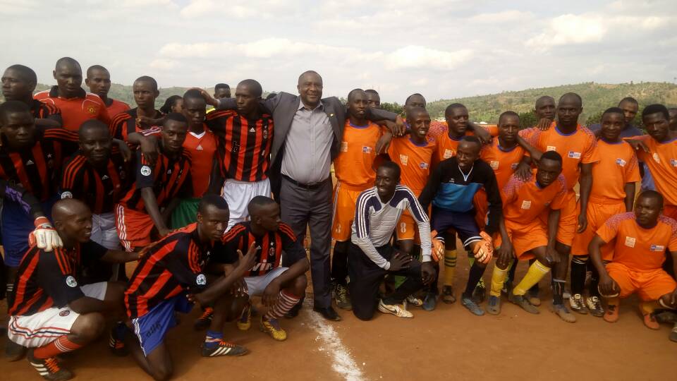 MNankwahomba's tweet photo. #Burundi#Kirundo#Gouverneur de province#les militaire camp Mutwenzi en rouge# les enseignants#jeux constituent couloir rassembleur. https://t.co/3cwgfCldCK