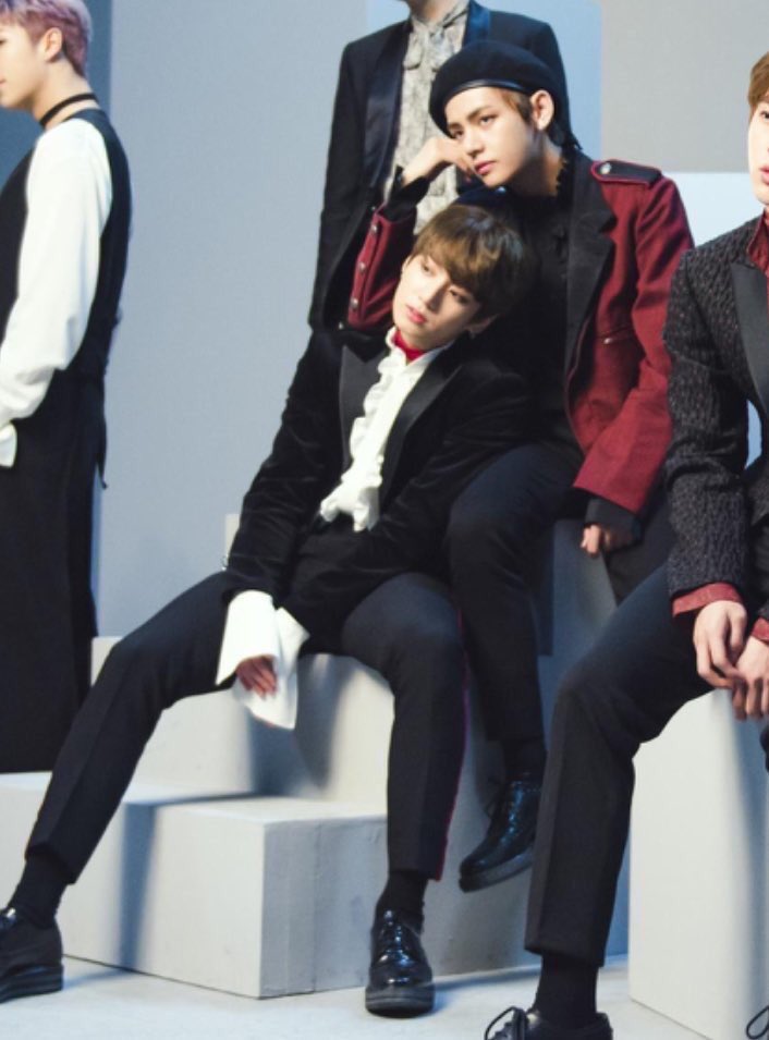 TAEKOOKPlCS's tweet photo. they both got a man that could do both https://t.co/9GdIBEwtwG