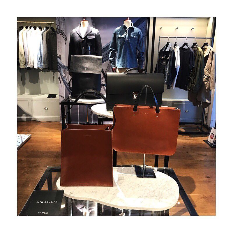 Pen_magazine's tweet photo. 【#2017aw #vulcanize 】2017AW展示会より、ヴァルカナイズからアルフィー・ダグラスというレザーブランドがお目見え。素材感を活かしたバッグは、トートタイプやブリーフタイプなど、毎日大活躍しそう。https://t.co/E1OTSj6Upo https://t.co/daUrLgNDnm