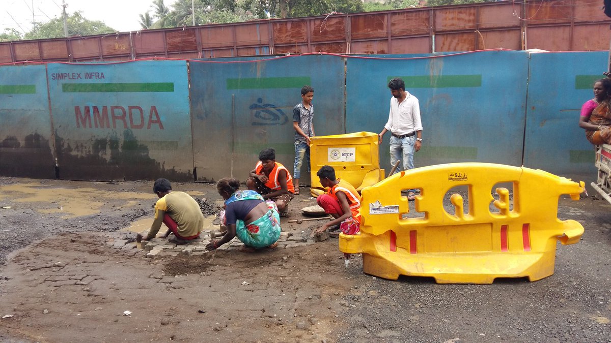 AddyDharma's tweet photo. Temporary solution to a permanent problem #MumbaiRains @mumbaitraffic @Mumbai https://t.co/Z32tSWXKbf