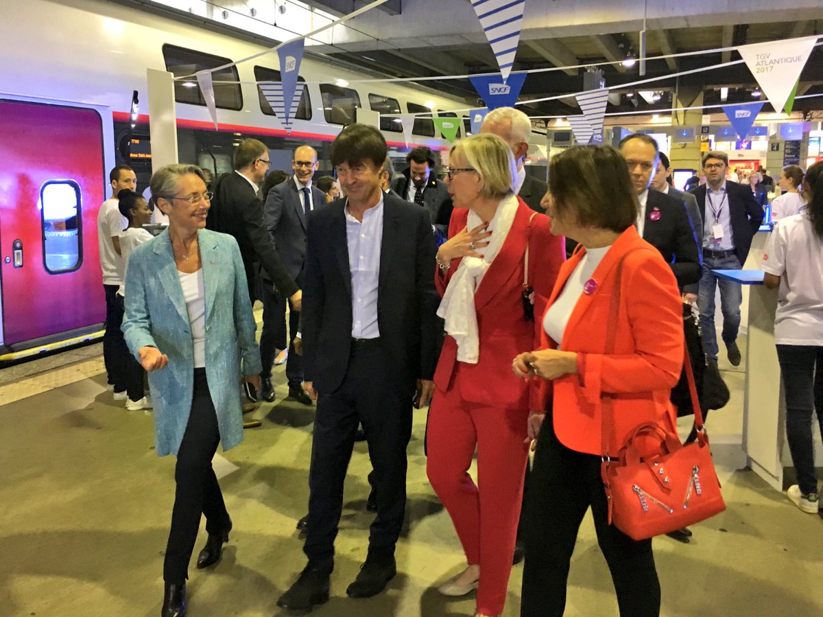 Elisabeth_Borne's tweet photo. À Montparnasse pour le grand voyage inaugural du #TGVAtlantique : départ pour Bordeaux ! https://t.co/GeYh4upOYE