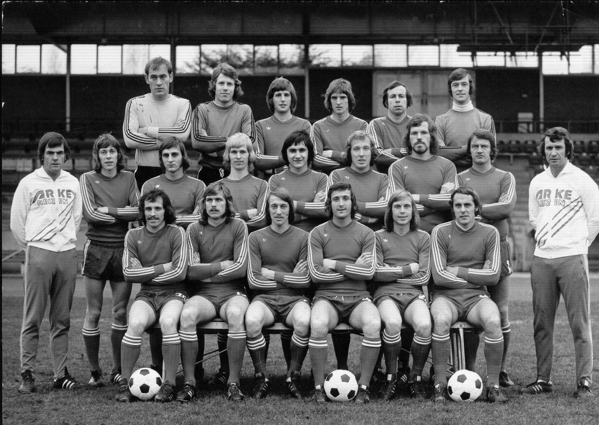 OldFootball11's tweet photo. #FCTwente 1974/75:
#FransThijssen #TheoPahlplatz
#ArnoldMühren #JanJeuring #NielsOverweg
#EpiDrost #Zuidema #Achterberg #KickvanderVall https://t.co/2NmqePb5r2