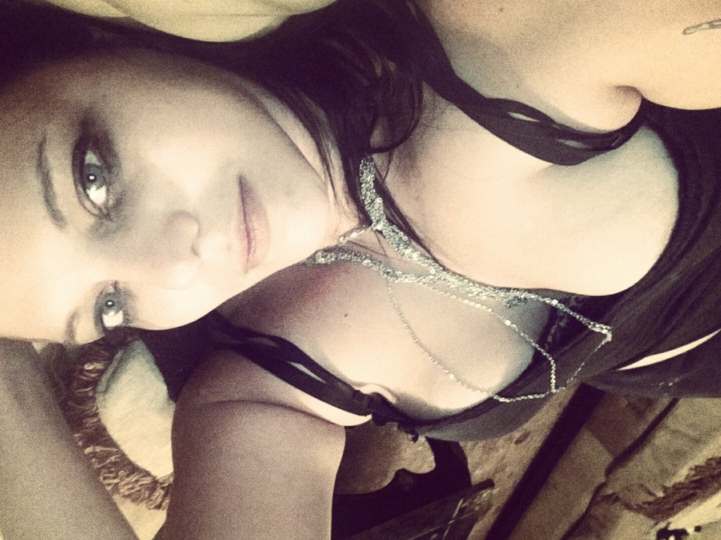 EmberDivine's tweet image. I'm online  @Skyprivate. my profile: profiles.skyprivate.com/model/112477-f… Please RT. thanks! #camgirl