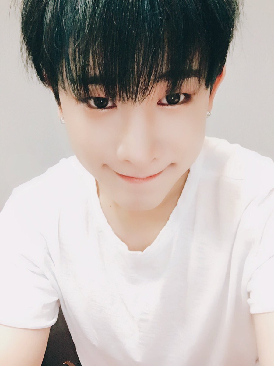 OfficialMONSTAX's tweet photo. [#원호] #샤인포에버 막방기념 😏
#댓글로_아무_단어를_주시면_거기_얽힌_추억을_말해드립니다 https://t.co/5hIQwSCbmb