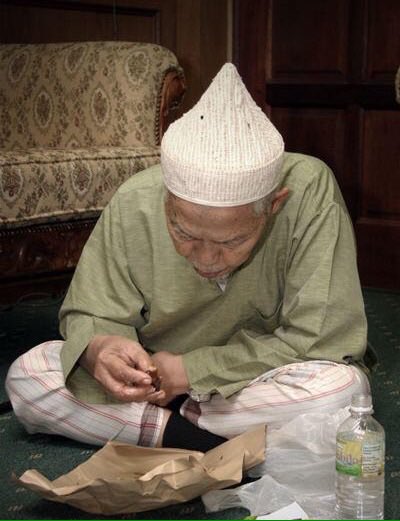 Hari2 akhir di Malaysia, Marlon Reis nak jumpa TG Nik Aziz. 

Aku tanya: "Camna kenal?"
Marlon: "Satu dunia tahu dia tak curi duit rakyat."