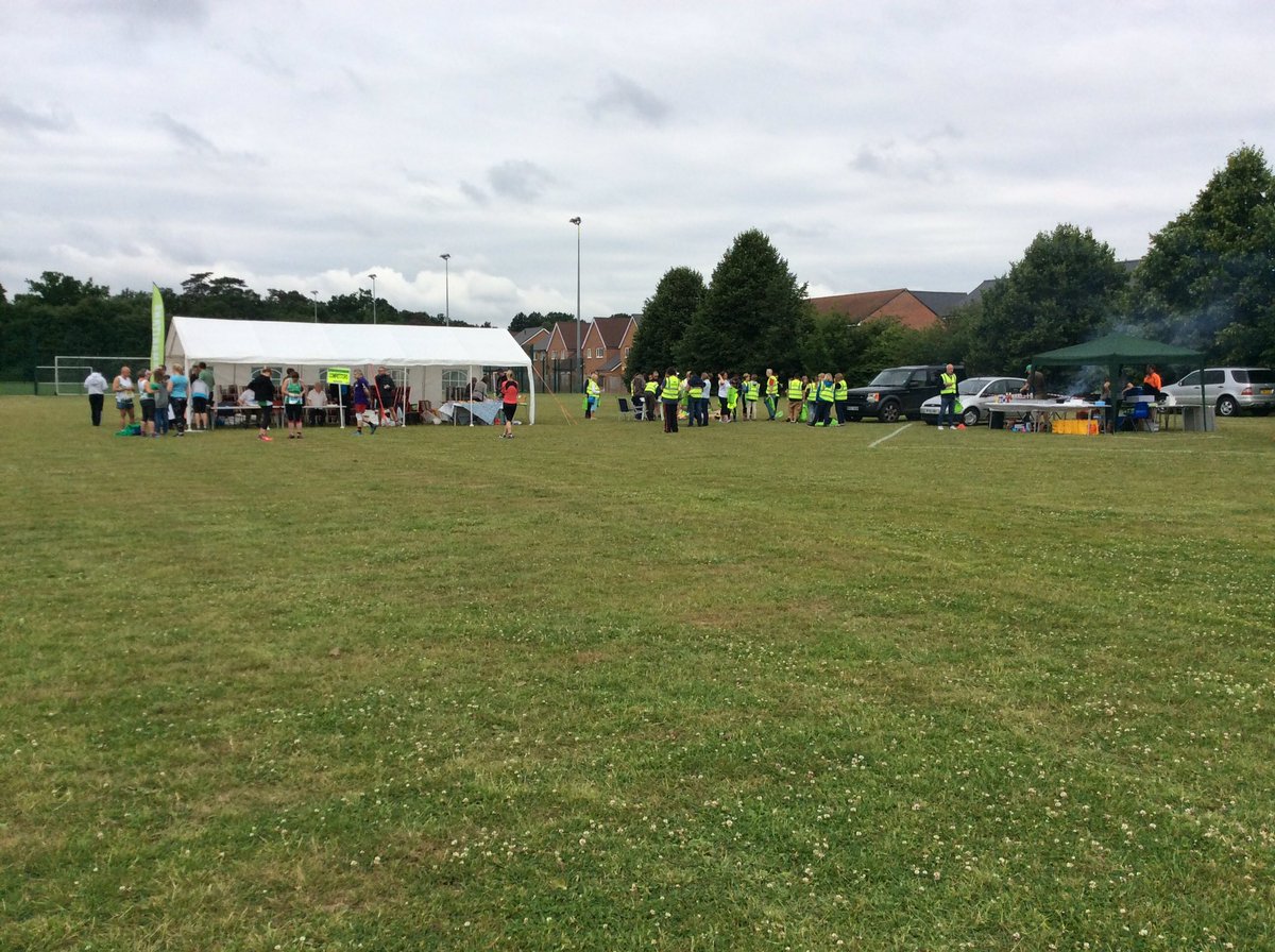 BBCBerkshire's tweet photo. Clue 2 has taken to #Easthampstead community 5/10K run @bracknellsamst1 @AnoushkaonTV @stodgey. Onwards questers! https://t.co/mviILyFFvx