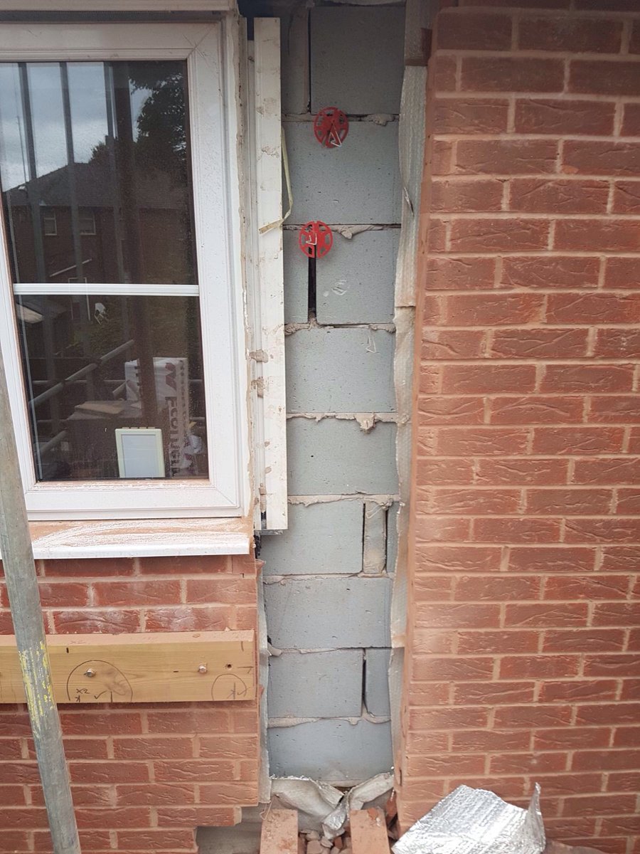 _crofty5_'s tweet photo. @BarrattHomes how did this ever get passed off? #poorworkmanship #poorqualitychecks #howdidyougetnhbc https://t.co/4MMvN466jb