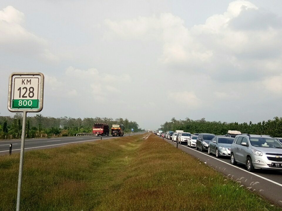 aliirvan78's tweet photo. Terjebak kemacetan puanjangggggg pulugan KM di cipali, mana polisi? @RadioElshinta https://t.co/2yMwPKnQNL