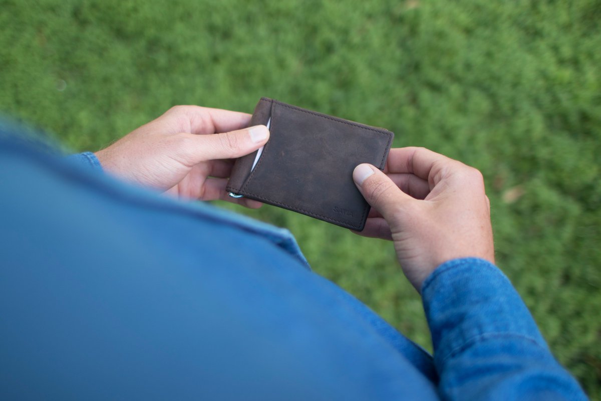 Extra Fina pero de gran capacidad. Be practical, #FeelSavia Líder de ventas en Amazon amazon.es/gp/product/B06… Pásate a la cartera del futuro