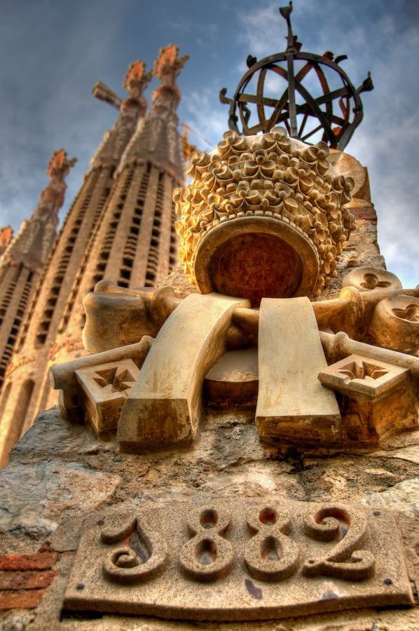 Una fecha para recordar..
El inicio de construcción de la #SagradaFamilia de #Gaudi grabada al pie del edificio