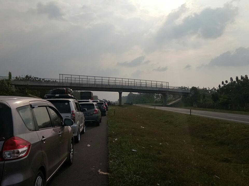aliirvan78's tweet photo. Berhenti total hingga pada keluar mbl, tol cipali spt tdk ada petugas, polisi kemana yah? @RadioElshinta https://t.co/yEobtdtdXG