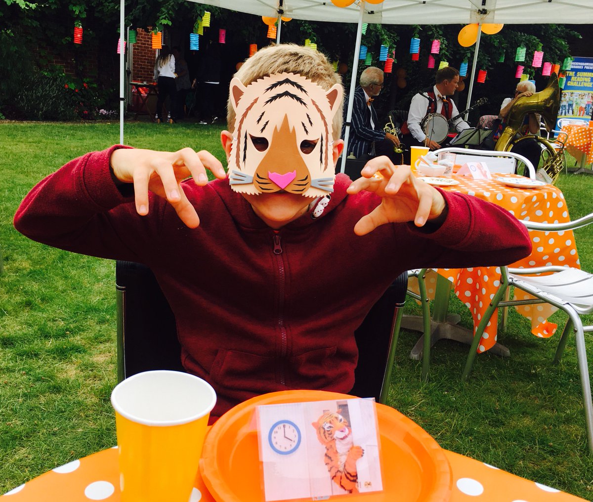 WhizzFizzFest's tweet photo. Tea-time with a tiger! Simply #tigerific #atigeriscomingtotea @BucksMuseum @TheWaterside1 #whizzfizzfest #Saturdayfun https://t.co/KadDDILMvX