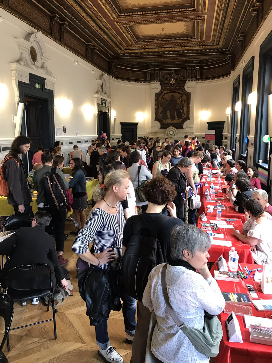 CentreLGBTParis's tweet photo. Belle affluence au Salon du #Livre #Lesbien 2017 🏳️‍🌈 #SLL2017 https://t.co/efhtOXWjNK