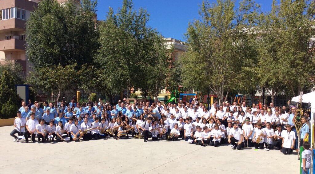 📸 Todas las bandas participantes en el pasacalles de la #FeriaLasLagunas de esta mañana juntas en esta fotografía. 🎶🎺
#LasLagunas #Mijas