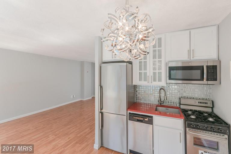 exposedbrickdc's tweet image. Go bold in a small space with this trendy kitchen. #dupont #livesmall #ebdc #rentdc exposedbrickdc.com/2017/07/01/bol…