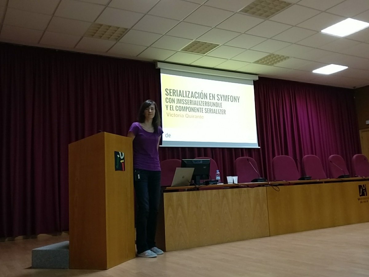 Tercera sesión del día en #desymfony de la mano de <a href="/vicqr/">Victoria Quirante Ruiz</a> : serialización en Symfony