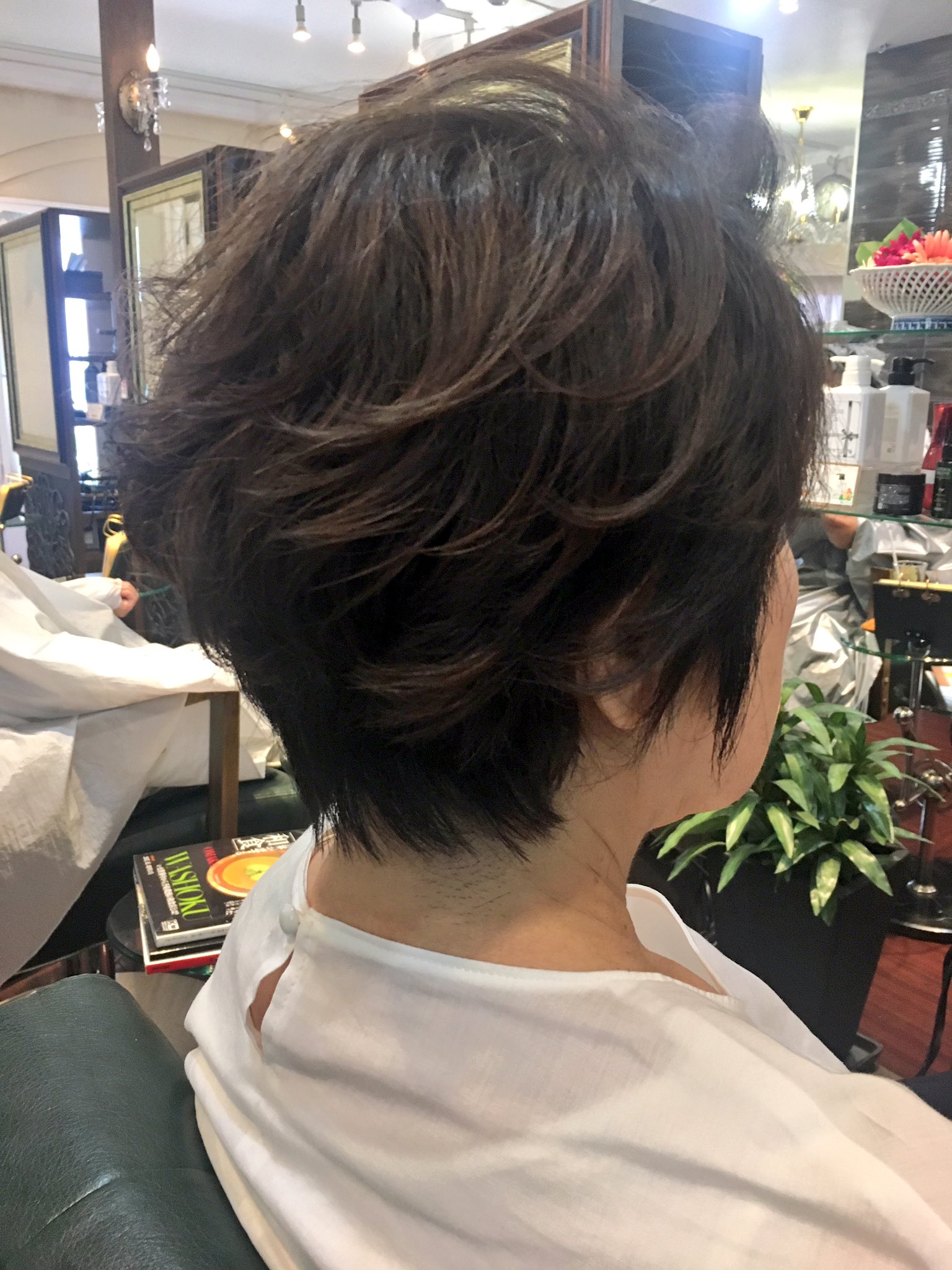 サンキュー40前田 人生を応援する美容師 お母様世代のカットパーマカラー ハンドブローのみで仕上げる ブラシでブローは基本やらないように仕上げることが ショートパーマの考え方 かけるところとかけないところをつくり デザインにメリハリをつける サンキュー40前田 人生を応援する美容師 お母様世代のカットパーマカラー ハンドブローのみで仕上げる ブラシでブローは基本やらないように仕上げることが ショートパーマの考え方 かけるところとかけないところをつくり デザインにメリハリをつける