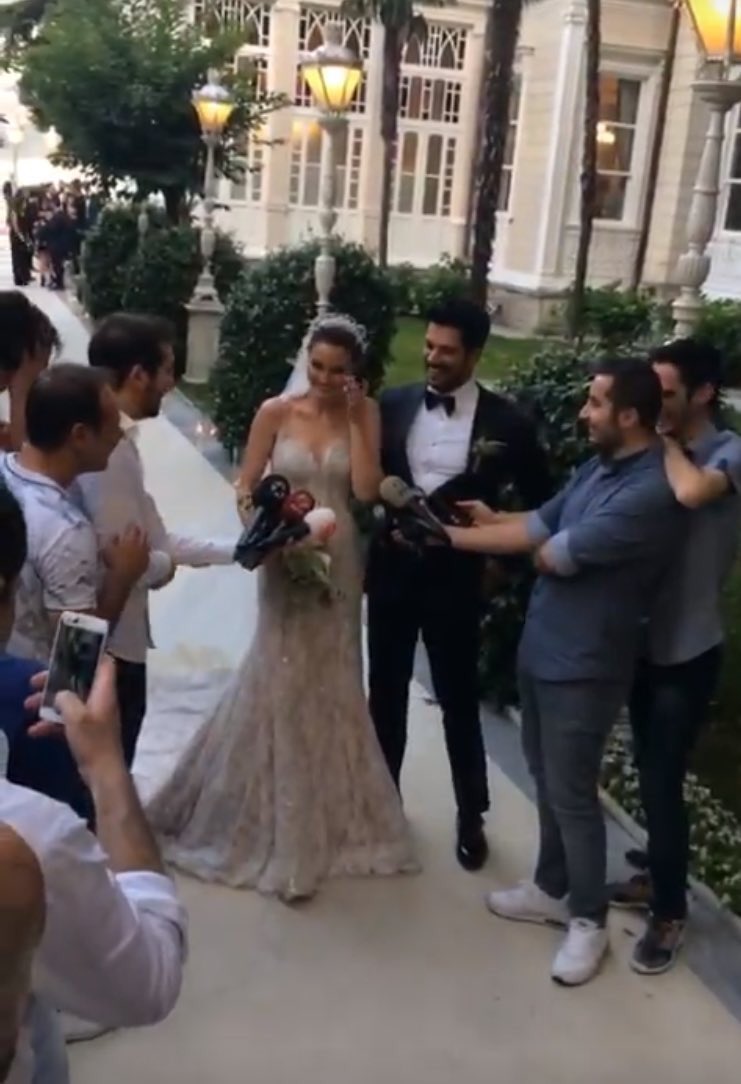 ozcivithd's tweet photo. 🎤🎤🎤🎤🎤🎤🎥📺📱
#fahbur #fahriyeevcen #buraközçivit #fahburwedding #fahriyeburakwedding https://t.co/AiQcRIJoQ2