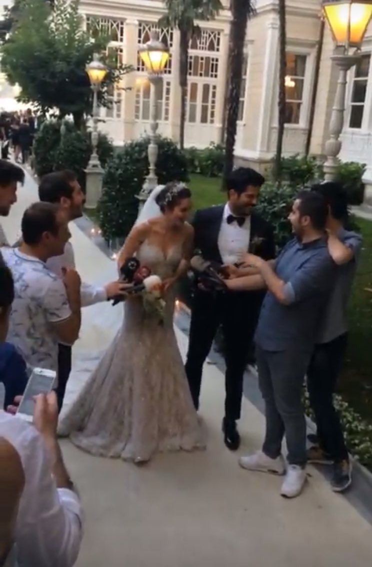 ozcivithd's tweet photo. 🎤🎤🎤🎤🎤🎤🎥📺📱
#fahbur #fahriyeevcen #buraközçivit #fahburwedding #fahriyeburakwedding https://t.co/AiQcRIJoQ2