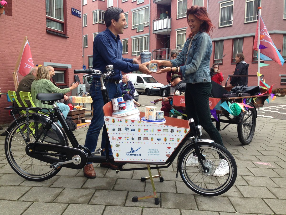 AkzoNobelNL's tweet photo. We zijn onderweg! Verf ophalen langs de bankjes van #BankjesCollectief in #Amsterdam @AEBAmsterdam  @BenchesCllctv @FlexaNL https://t.co/Af1Dqa6DlM
