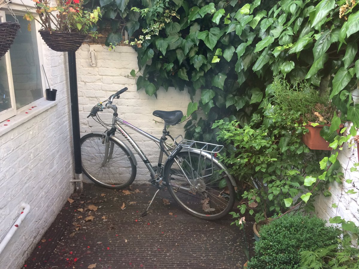 <a href="/JumbleTrailSE27/">Jumble Trail SE27</a> Butlers bike for sale. And why not treat yourself to a delicious cupcake from me whilst you're at it! 
8 Robson Road
