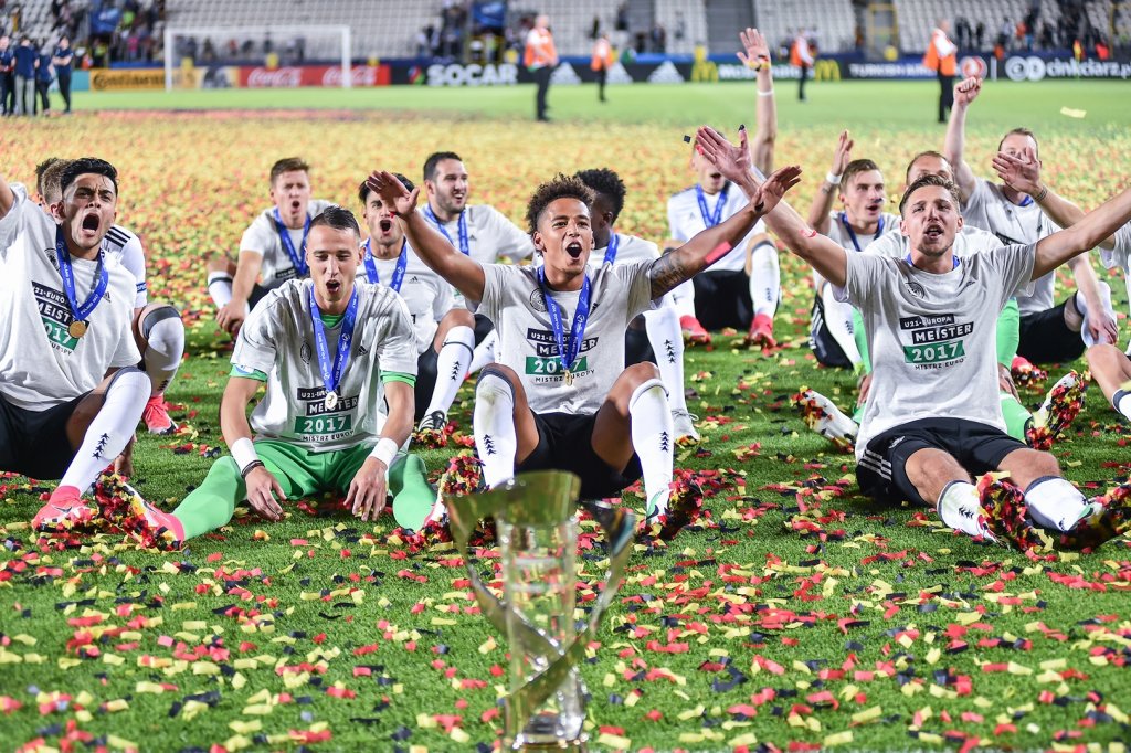 Tak ze zwycięstwa nad Hiszpanami i triumfu w #U21EURO cieszyli się piłkarze @DFB_Junioren 🇩🇪🏆🥇➡️u21poland.com/galeria-niemcy…