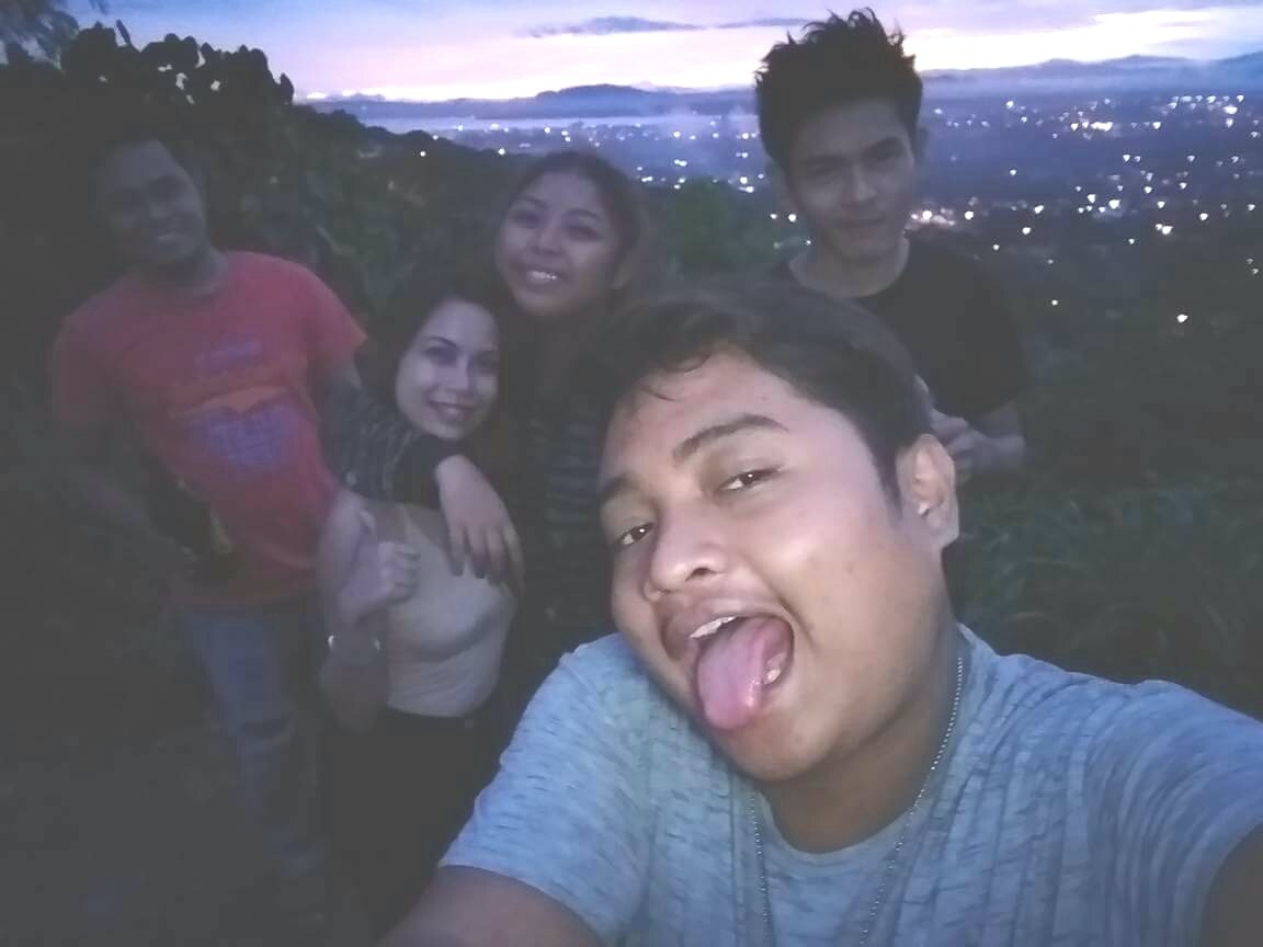 dvoxmnl's tweet image. We randomly took a cab at 4am, bought beers and asked the driver to take us to hilltop until sunrise. #NoCarProblems