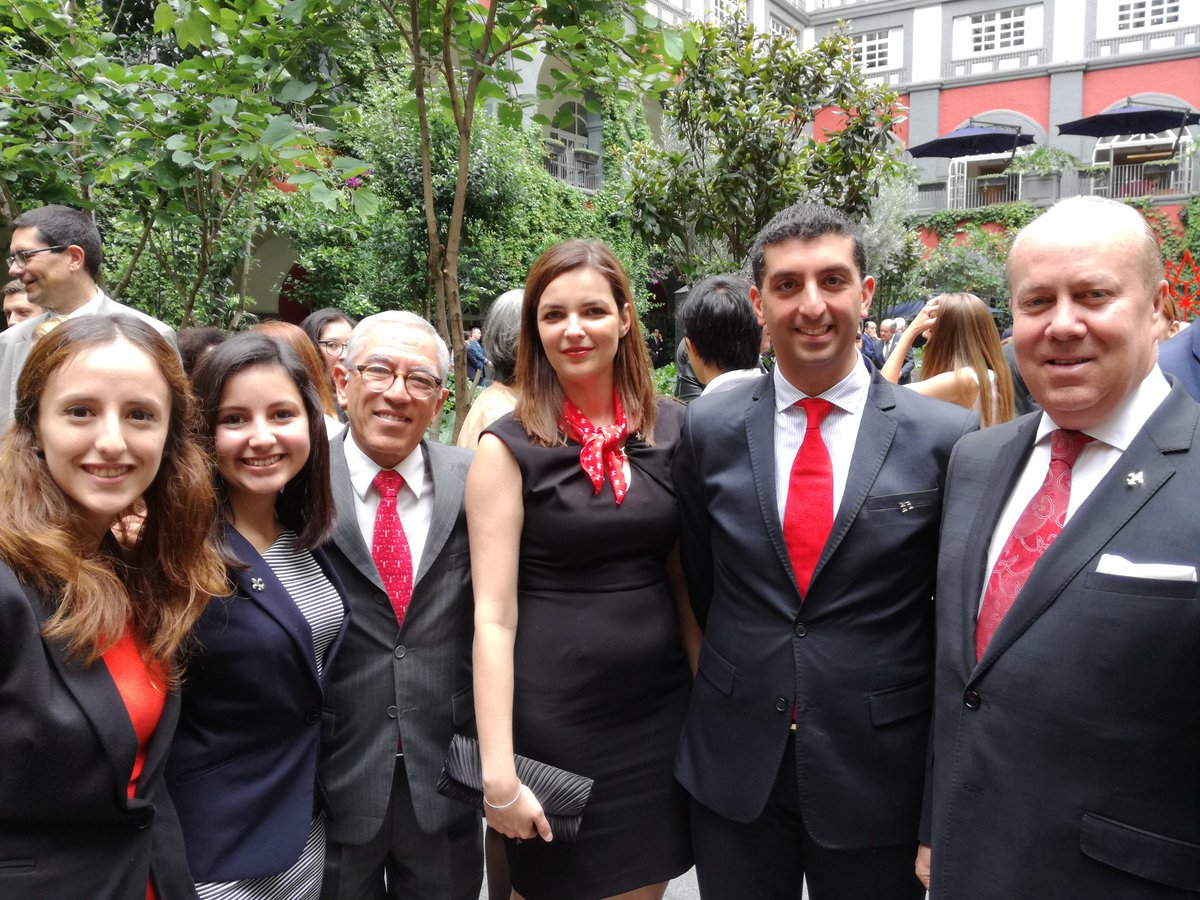 er_mercier's tweet photo. En compañía de @SalvadorJaraG Subsecretario de educación superior @SEP_mx  en la fiesta nacional de #Canada150 https://t.co/TctnGF6NK7