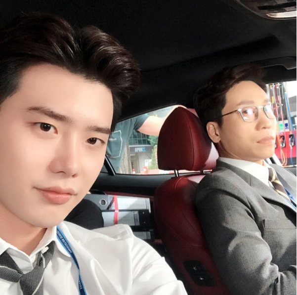 MyKoreanDramaID's tweet photo. Hai ganteng ga sabar kepoin drama kamu nih 😍 #whileyouweresleeping #LeeJongSuk https://t.co/nh3BTr4Ng3