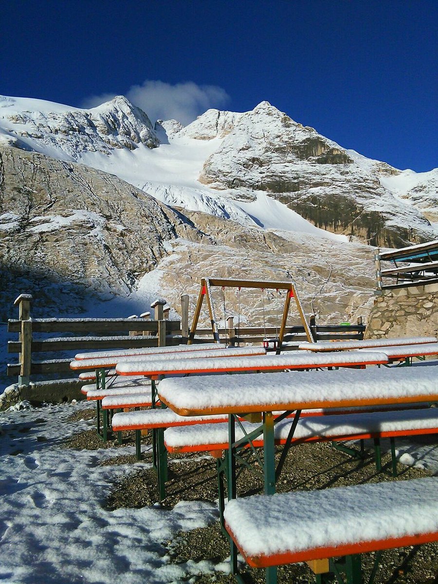Neve fresca questa mattina al Rifugio Pian dei Fiacconi #Mamolada