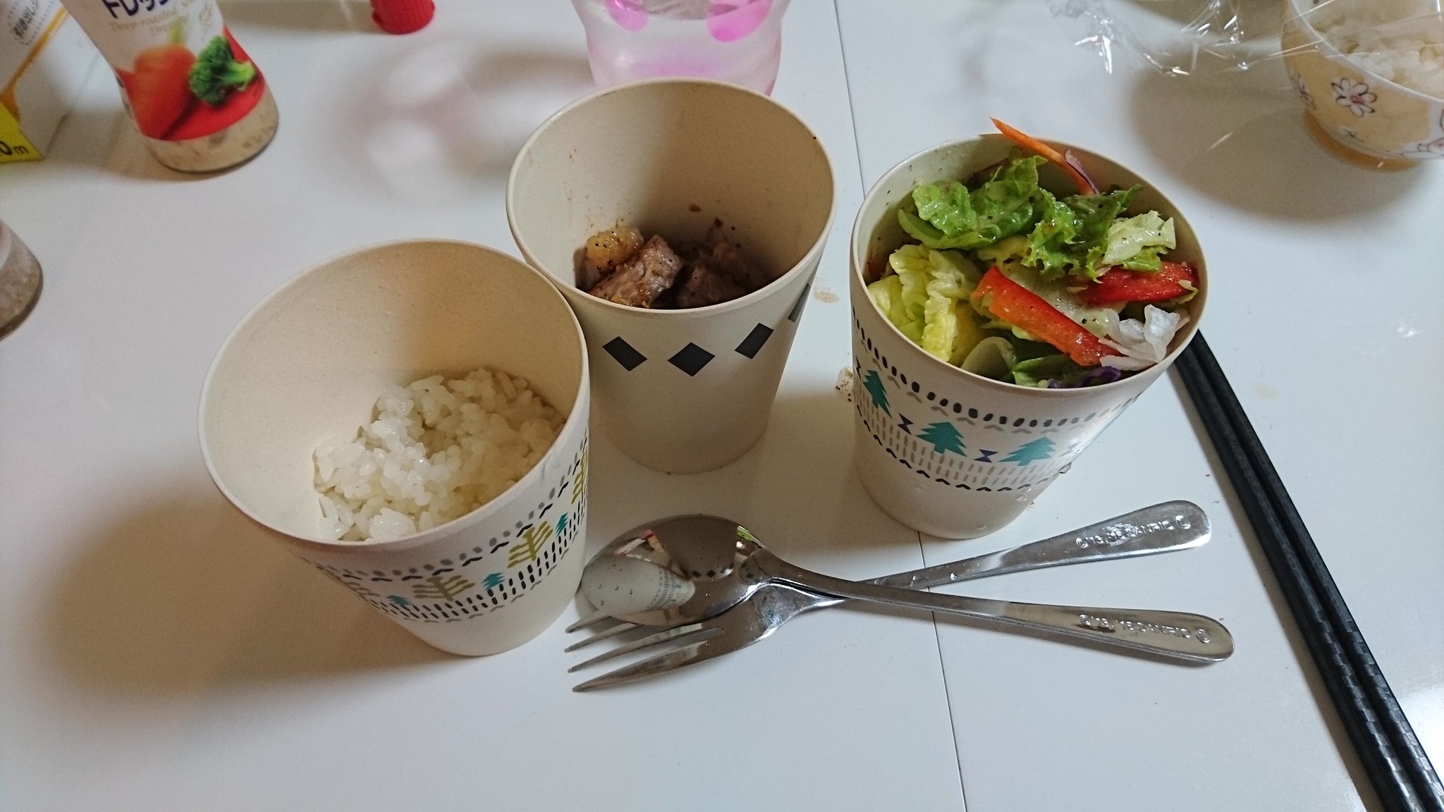 翼竜凪 紙コップダイエット 今日から始めようと思いますん 紙コップと質量が同じのコップを購入し これ足りるかなと思ったんだけどむしろ苦しいくらいお腹パンパンになるので満腹中枢が刺激されたのかはたまた量が多いのか もう少し減らしても