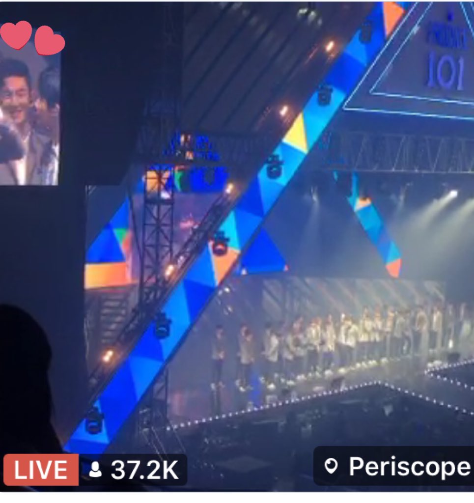 B2the_Plane's tweet photo. ดงโฮอยู่ข้างหลัง พูดมาก พิจ๋ายิ้มสดใส #PRODUCE101FINALCONCERT https://t.co/UQ0fUVCEhf