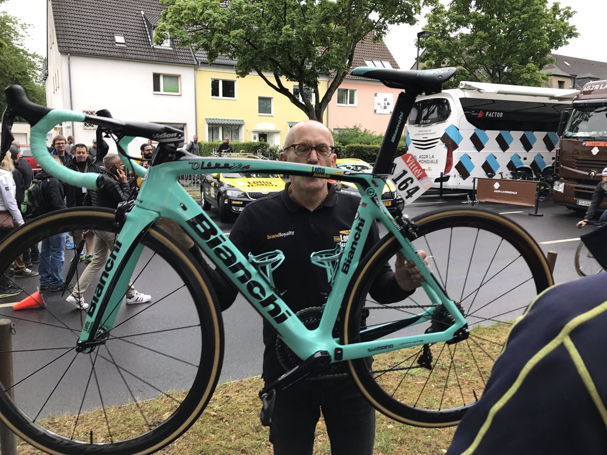 Even een rondje langs de teambussen. Bij <a href="/LottoJumbo_road/">Team Jumbo-Visma cycling</a> mochten we even voelen hoe 'zwaar' een echte <a href="/LeTour/">Tour de France™</a> fiets is! #TNDT