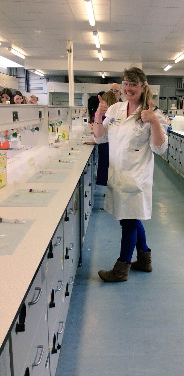 <a href="/UniofGreenwich/">Uni of Greenwich</a> Dr.Sam Booth enjoying the glow stick taster session! #helloGreenwich #GreOpenDay