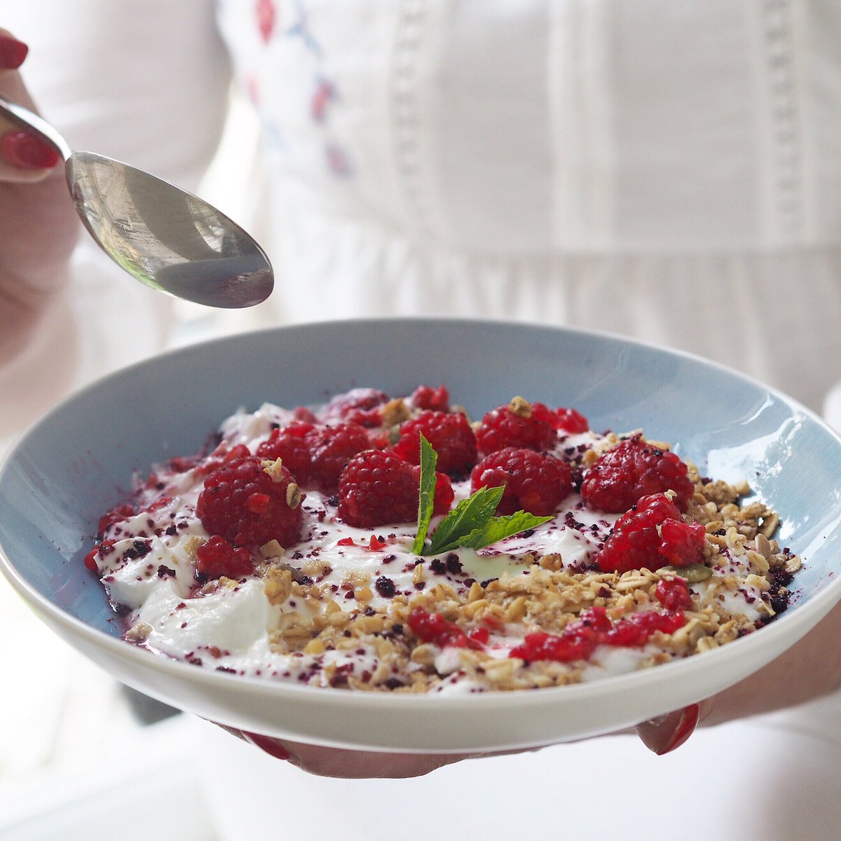 Kicking off my #weekend in style with homemade #granola, natural #yoghurt and fresh #raspberries 👌🏻🤗 #cleaneating #lowcarb