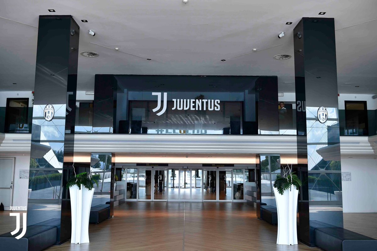 juventusfcen's tweet photo. New logo. New era. 

⚪️ https://t.co/hBEMwjPTkv ⚫️ https://t.co/RgKI5mzIdt