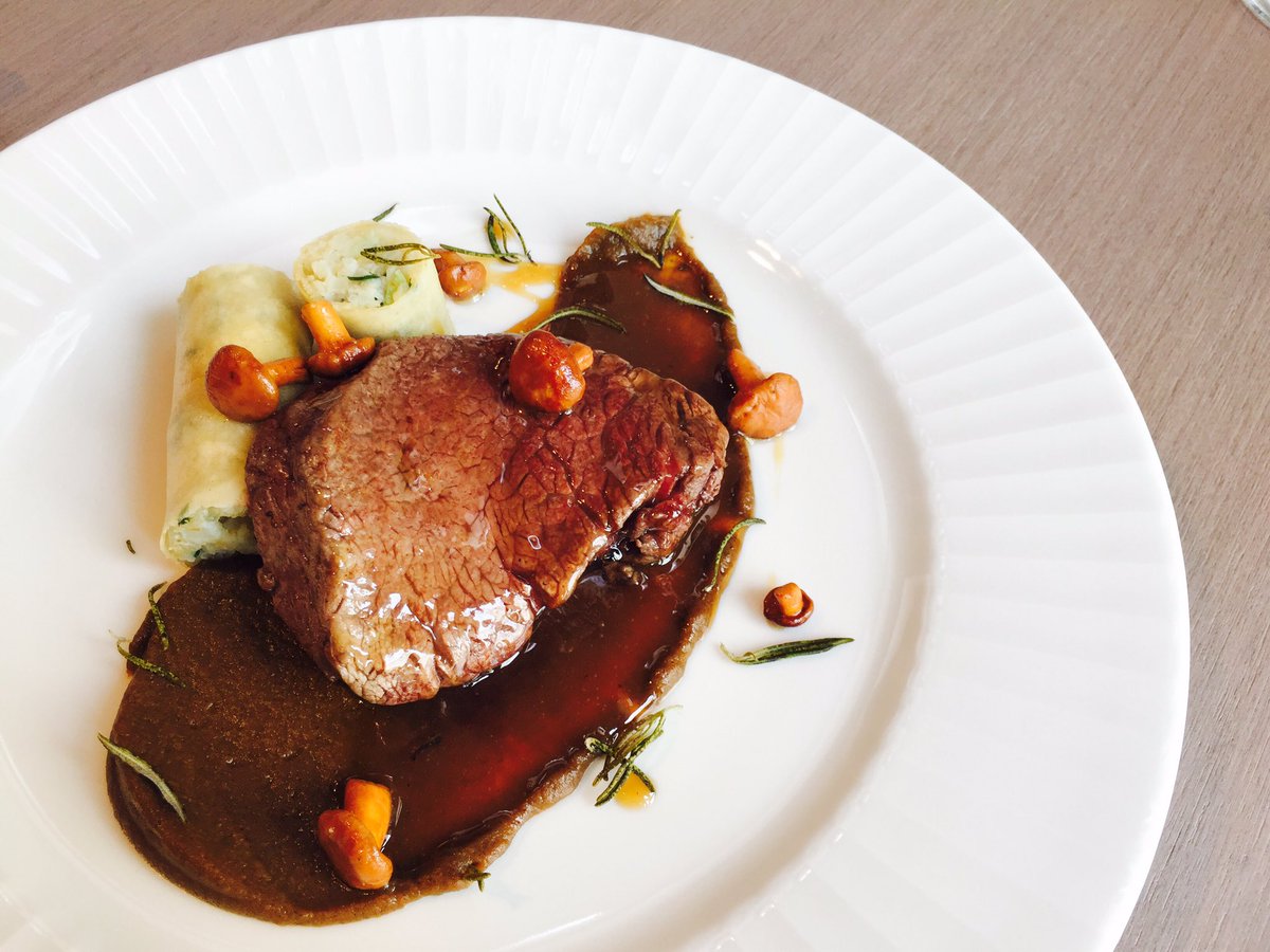 Tamka43's tweet photo. #maincourse Hereford beef with chantarelles and cauliflower https://t.co/vXfk3m46YA
