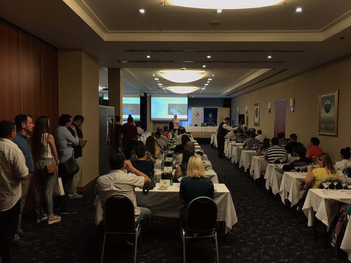 quetwine's tweet photo. Quet Grašac 2016 Fruškogorskih vinograda na Internacionalnoj konferenciji o Graševini u Zagrebu. #Quet #Fruskogorski vinogradi #Grašac https://t.co/uNaxiPeXe4
