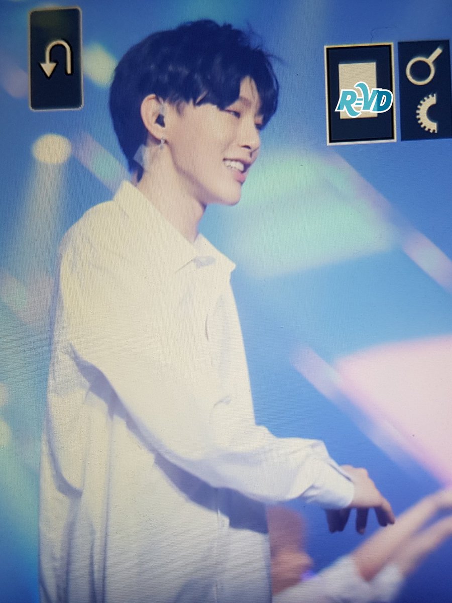 970304_rvd's tweet photo. [프리뷰] 170701 프로듀스101 콘서트 첫날 
엔딩때 넘나 해맑고 귀여워 죽겠어요 💓😢

#권현빈 #KwonHyunBin #權玄彬  #YGKplus #YG케이플러스 #프로듀스101 #PRODUCE101 https://t.co/HmogxqDjIR